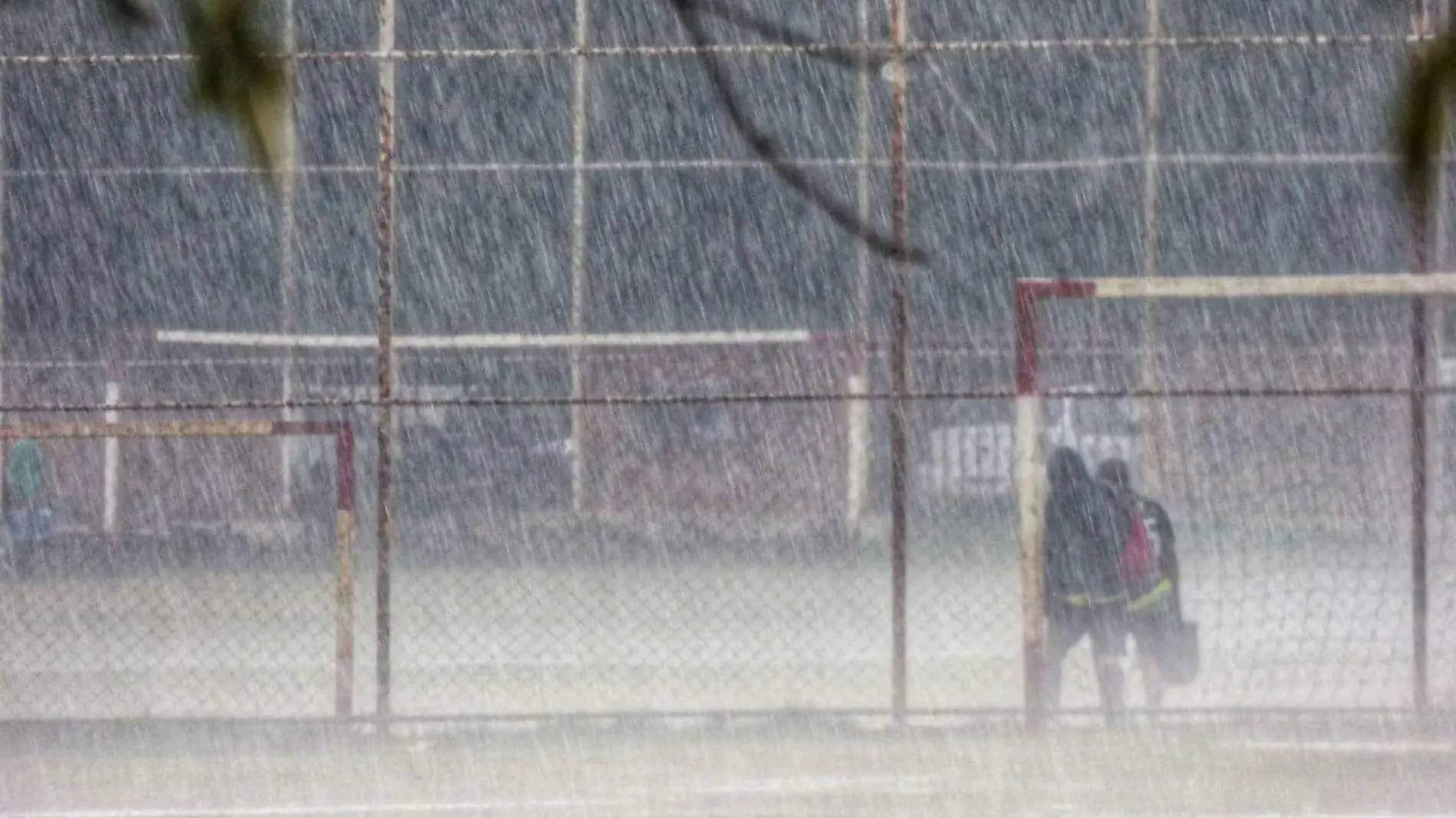 Personas bajo la lluvia